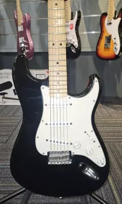 FENDER  STD STRAT MN BLK 2